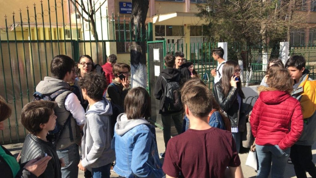 Simulări boicotate la examenele naționale: Federația „Spiru Haret” confirmă neparticiparea Simulările pentru examenele naționale ar putea fi boicotate de profesori, conform datelor centralizate ale referendumului trimis în școli de Federația Sindicatelor din Educație „Spiru Haret”