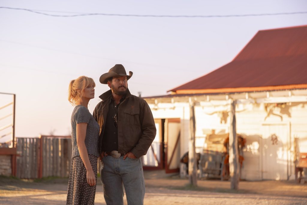Beth și Rip revin pe micul ecran într-un nou serial despre supraviețuire, „Dutton Ranch” Serialul „Dutton Ranch”, un spin-off al popularei producții „Yellowstone”, promite să aducă pe micile ecrane o nouă incursiune în lumea plină de tensiune a cuplului Beth și Rip, interpretați de Kelly Reilly și Cole Hauser