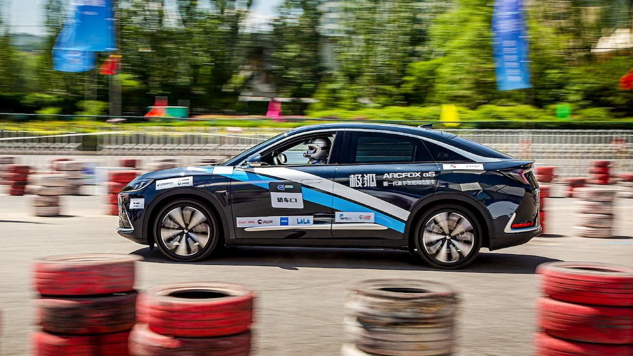 Bateriile sodiu-ion: o alternativă pentru viitorul mașinilor electrice? Producătorii chinezi de automobile electrice par să facă progrese semnificative în dezvoltarea bateriilor sodiu-ion, o tehnologie care ar putea reduce costurile și ar putea îmbunătăți performanțele în condiții extreme