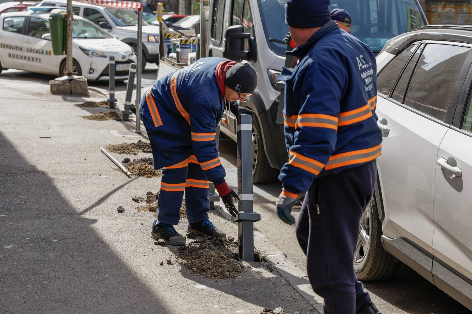 Stâlpișori pentru siguranța pietonilor: Administrația Străzilor a securizat trotuarele din zona Sălii Palatului Administrația Străzilor din București a instalat stâlpișori în zona Sălii Palatului, o măsură menită să împiedice accesul autovehiculelor pe trotuare și să crească siguranța pietonilor