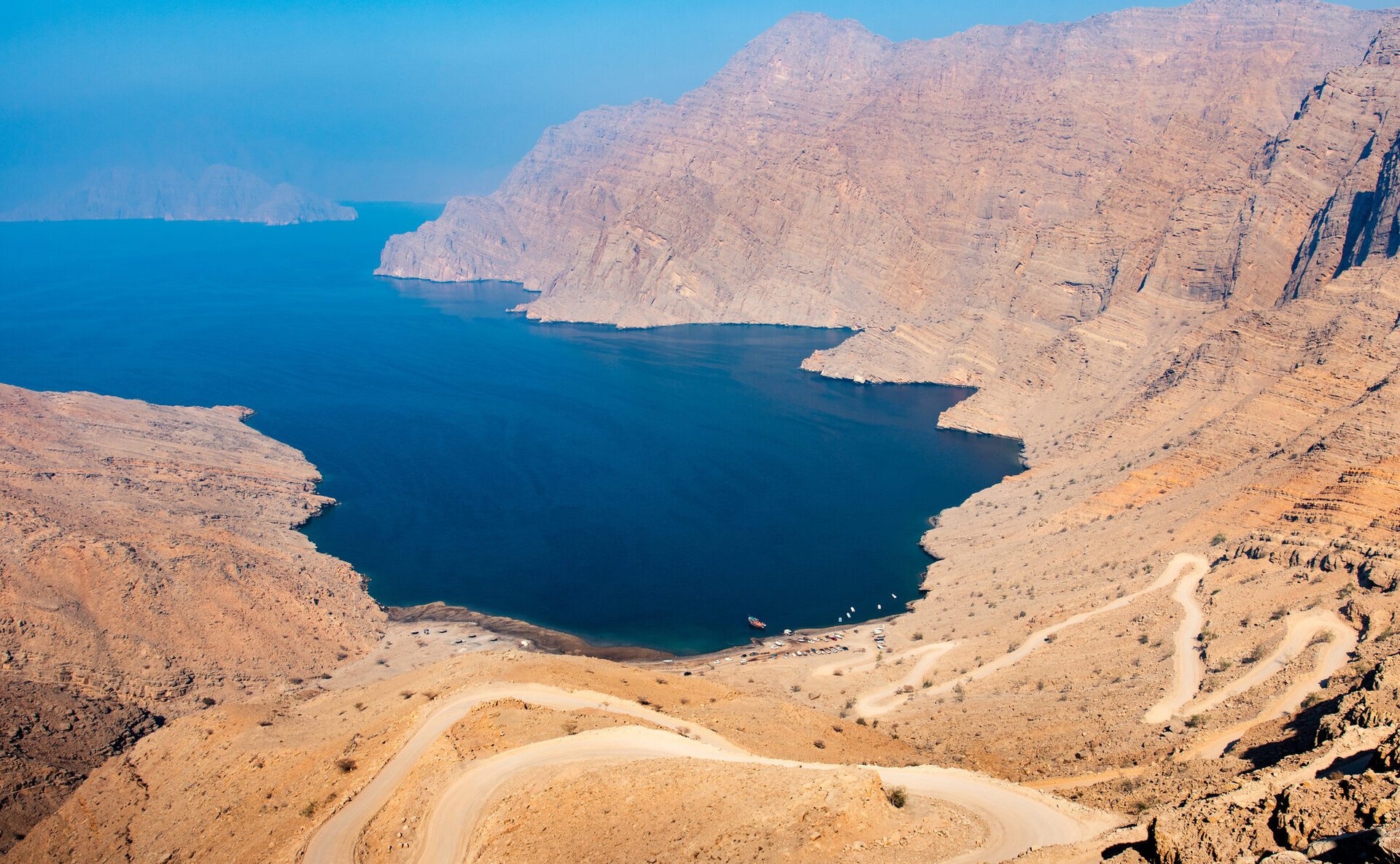 Insula Kharg, un punct strategic cheie în tensiunile din Orientul Mijlociu Insula Kharg, un petic îngust de pământ de coral din nordul Golfului Persic, a devenit un focar de importanță strategică majoră în contextul tensiunilor geopolitice din regiune