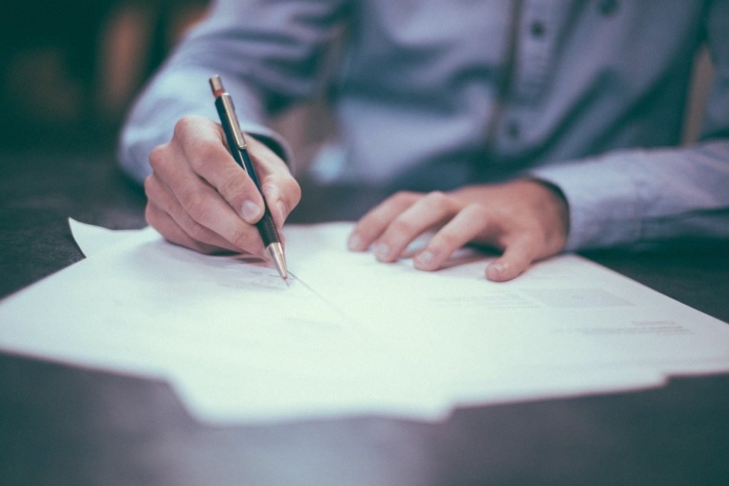 Chitanțele de mână, simple dovezi: Cum devii proprietar legal al unui imobil Mulți români se confruntă cu o problemă juridică complexă: deținerea unui imobil în baza unei chitanțe de mână, fără un act de proprietate oficial