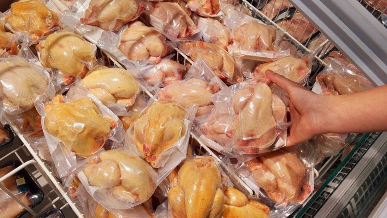 Puiul galben din comerț: mit sau realitate? Un nou subiect a generat dezbateri în spațiul public: puii galbeni din magazine ar fi vopsiți pentru a induce în eroare consumatorii