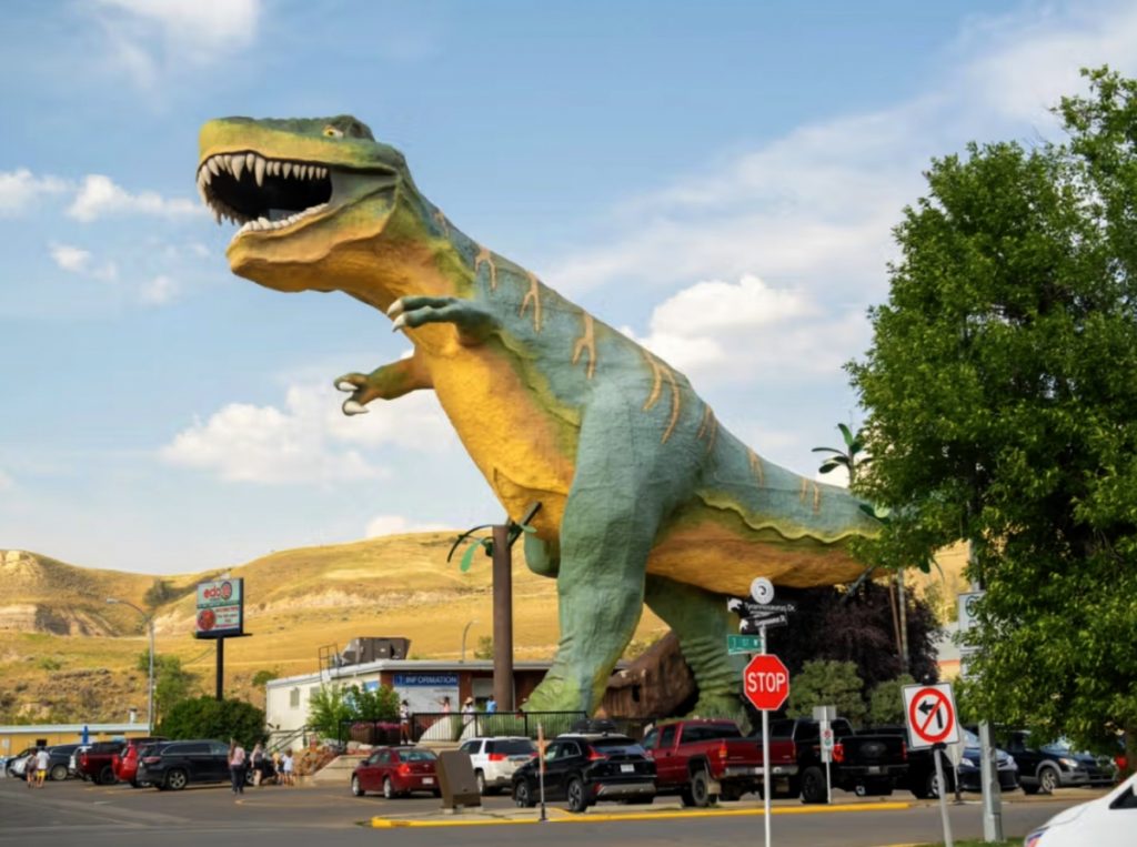 Tyra, dinozaurul uriaș care riscă să dispară Un simbol turistic impresionant, o replică masivă a unui Tyrannosaurus Rex, riscă să își piardă „locuința” în următorii ani