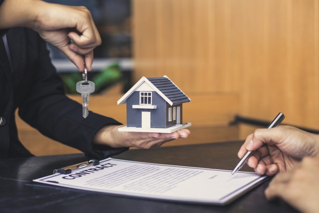 Vânzarea unui apartament sau a unei case în 2025: Acte, pași și detalii importante Vânzarea unei proprietăți imobiliare în România implică o serie de documente și proceduri obligatorii