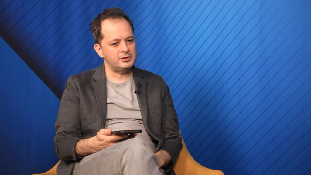 România lui 2026: Un paradox digital între potențial și stagnare În ciuda unui important potențial tehnic, România se confruntă cu o paradoxală realitate digitală în 2026: deține un număr considerabil de specialiști în domeniu, dar ocupă ultima poziție în Europa la capitolul adoptării tehnologiilor digitale în sectorul public