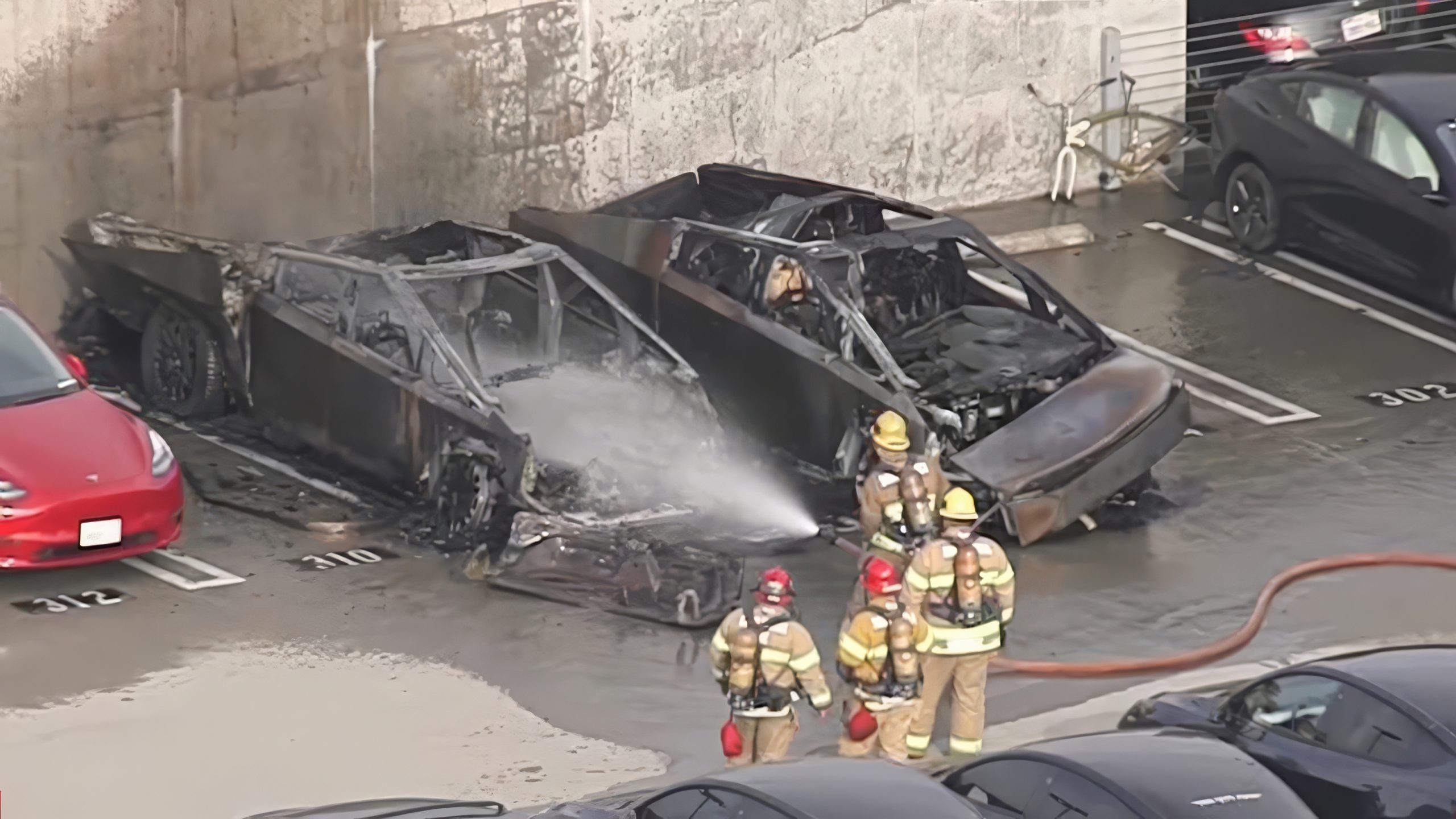 Incendiu devastator la o parcare din santa monica: două cybertruck tesla au ars complet Un incendiu puternic a izbucnit într-o parcare din Santa Monica, California, distrugând două autovehicule Tesla Cybertruck