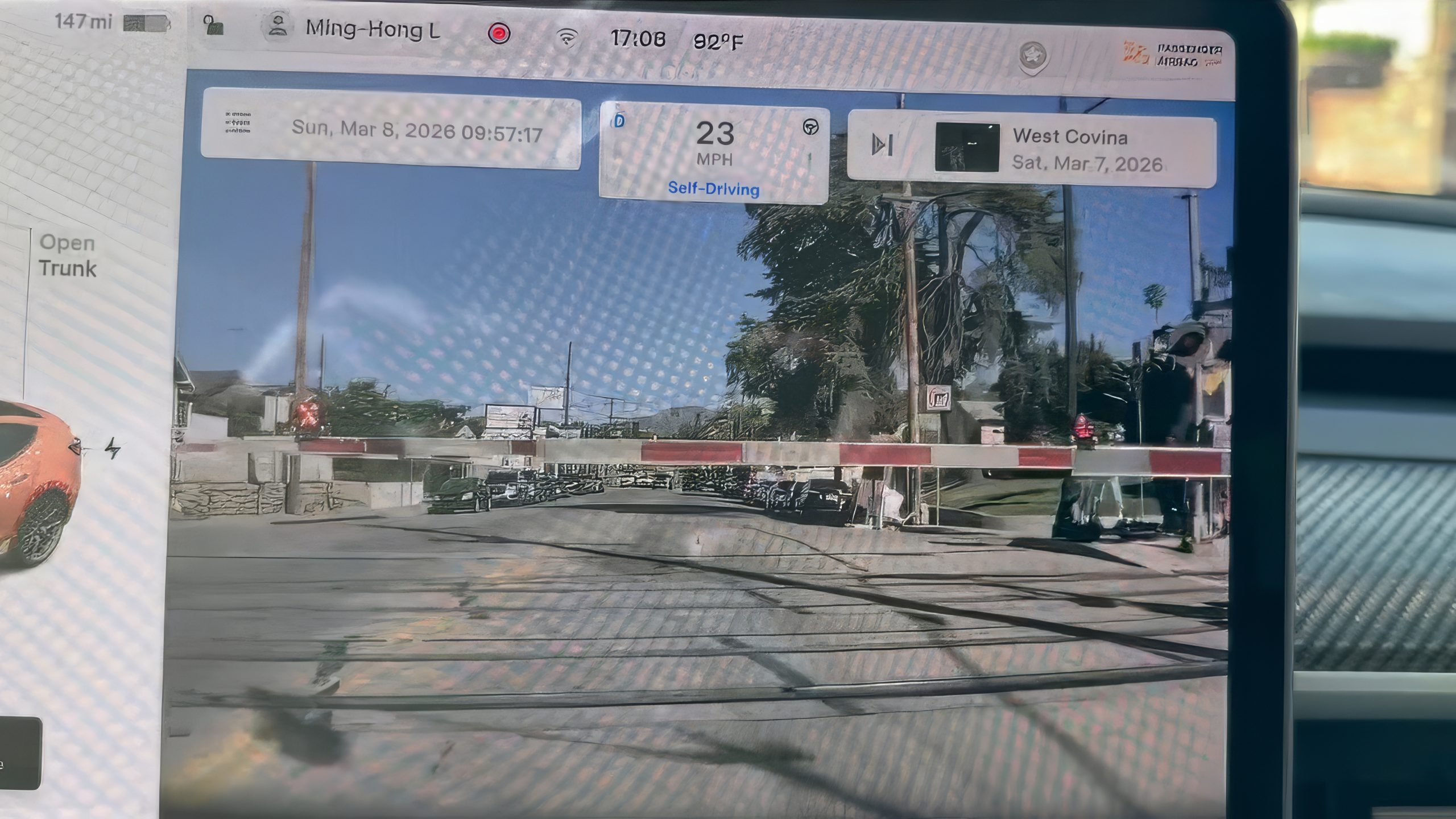Un nou incident cu sistemul Full Self-Driving al Tesla stârnește controverse Un automobil Tesla echipat cu sistemul Full Self-Driving (FSD) a fost surprins într-un videoclip în timp ce a trecut peste o barieră coborâtă la o trecere de cale ferată, ridicând semne de întrebare cu privire la siguranța și fiabilitatea acestei tehnologii