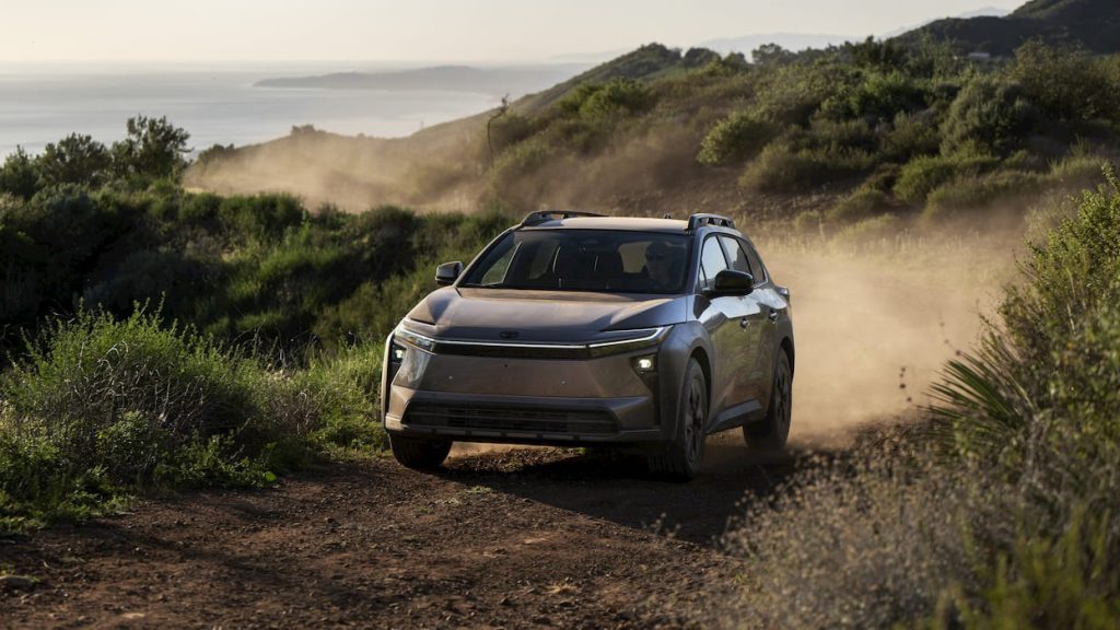 Toyota bZ Woodland: Un SUV electric adaptat drumurilor românești? Toyota lansează un nou model electric, bZ Woodland, care promite o abordare mai pragmatică a mobilității electrice, adaptată cerințelor unui public care caută versatilitate și rezistență