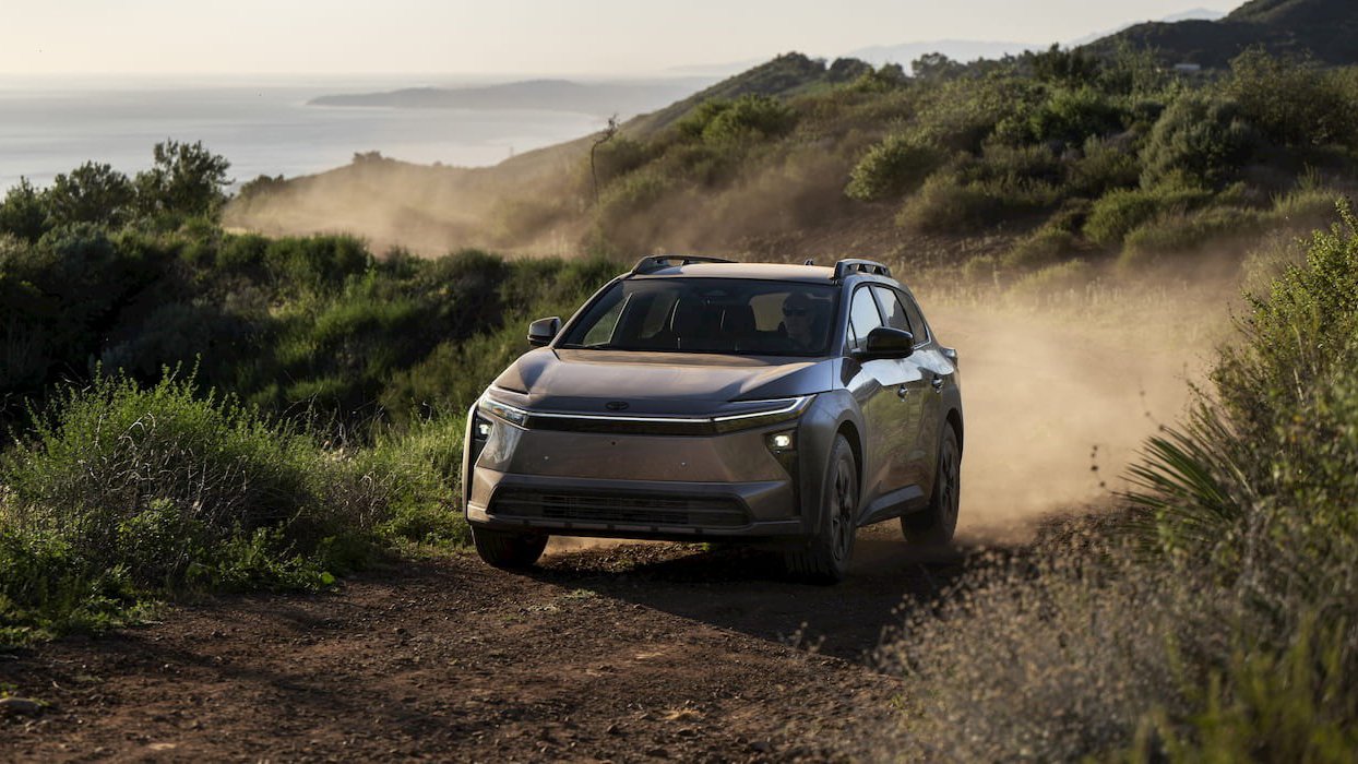 Toyota bZ Woodland: Un SUV electric adaptat drumurilor românești? Toyota lansează un nou model electric, bZ Woodland, care promite o abordare mai pragmatică a mobilității electrice, adaptată cerințelor unui public care caută versatilitate și rezistență