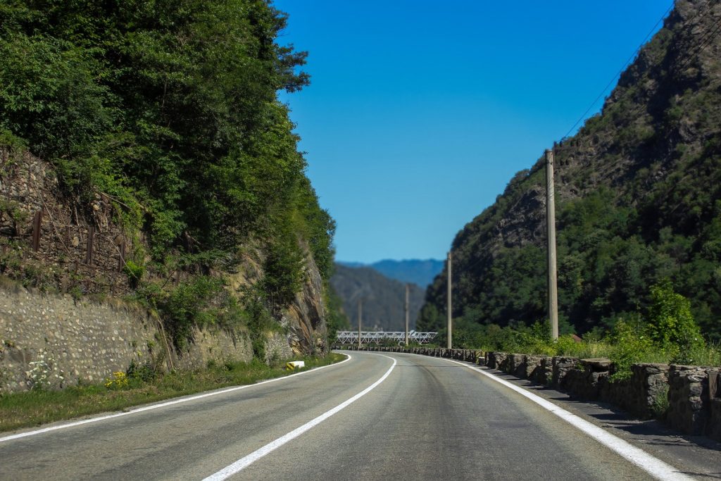 Restricții majore de circulație pe Valea Oltului: Șoferii, afectați timp de trei luni Începând cu 16 martie și până pe 15 iunie 2026, șoferii care tranzitează DN7, pe sectorul dintre Râmnicu Vâlcea și Veștem, se vor confrunta cu restricții semnificative de circulație