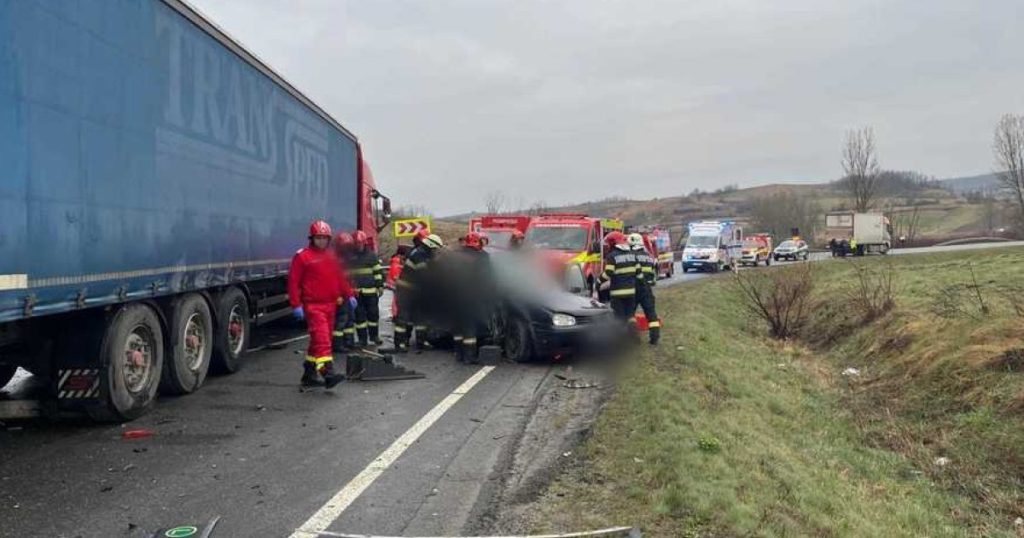 Cinci morți în Cluj, într-un accident în care au fost implicate două camioane şi un autoturism. A fost chemat un elicopter SMURD