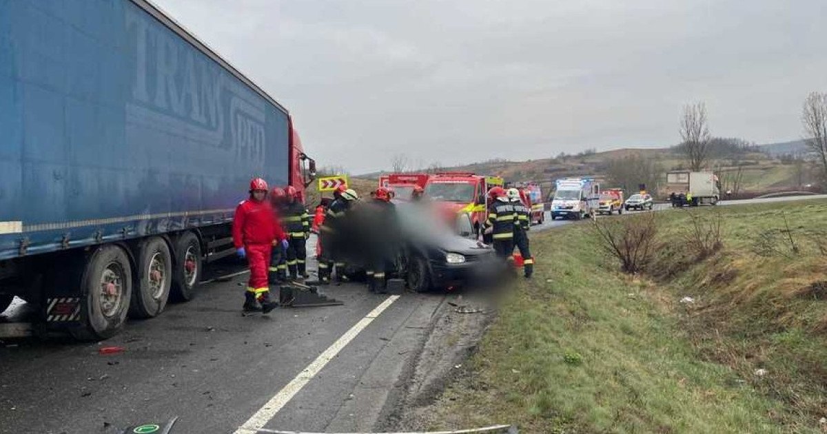 Cinci morți în Cluj, într-un accident în care au fost implicate două camioane şi un autoturism. A fost chemat un elicopter SMURD