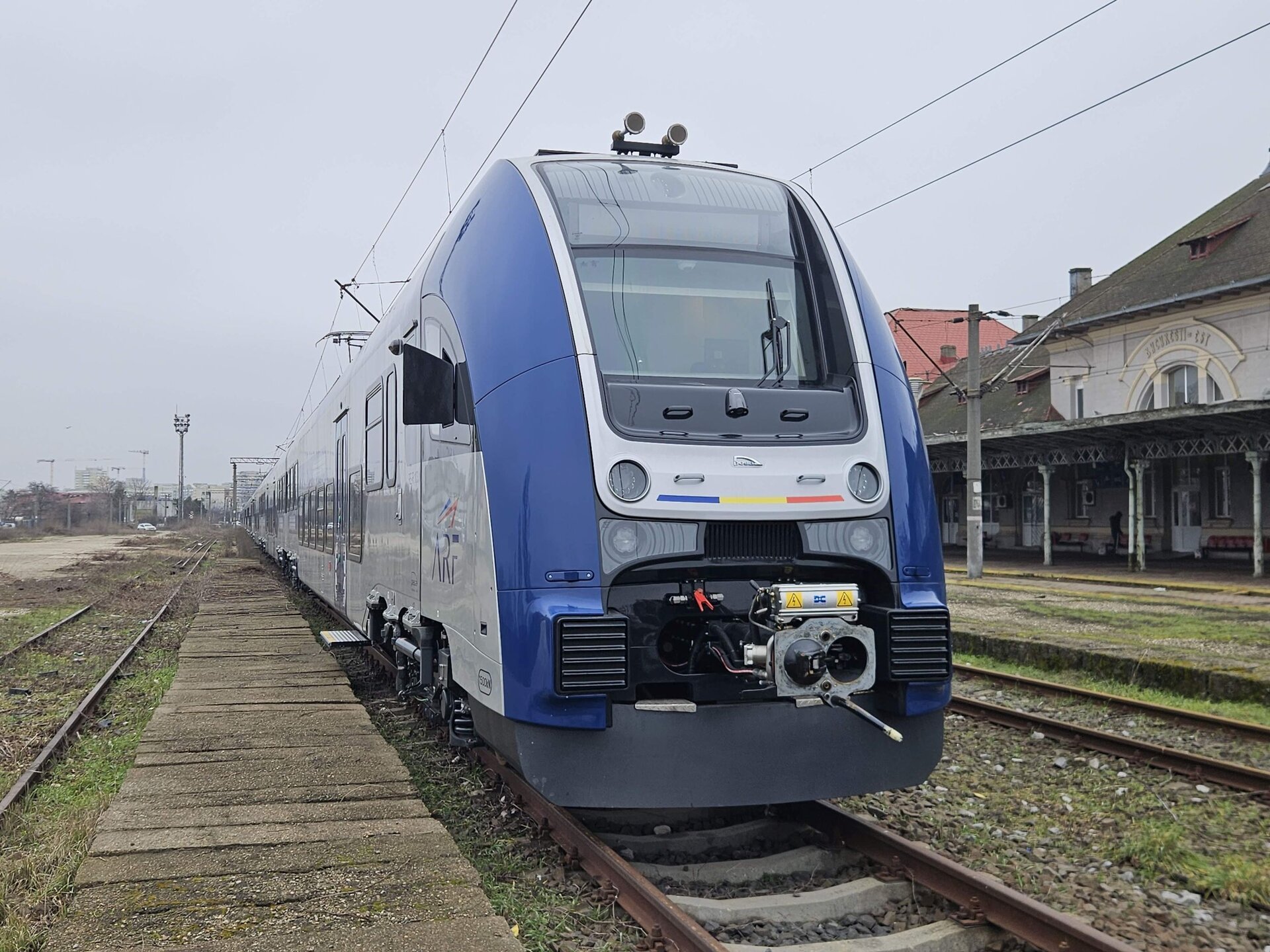 Noi garnituri poloneze așteaptă în gară: infrastructura întârzie darea în folosință Două rame electrice fabricate în Polonia au fost recepționate miercuri de Autoritatea pentru Reformă Feroviară (ARF), marcând o nouă etapă în modernizarea flotei de trenuri a României