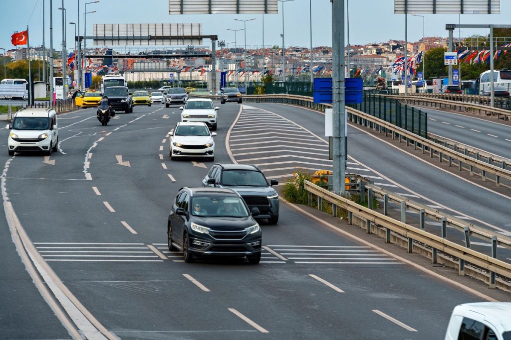 Turcia înăsprește amenzile rutiere: Amenzi usturătoare pentru șoferi Turcia a majorat drastic amenzile rutiere, înăsprind sancțiunile pentru depășirea vitezei, dar și pentru alte contravenții