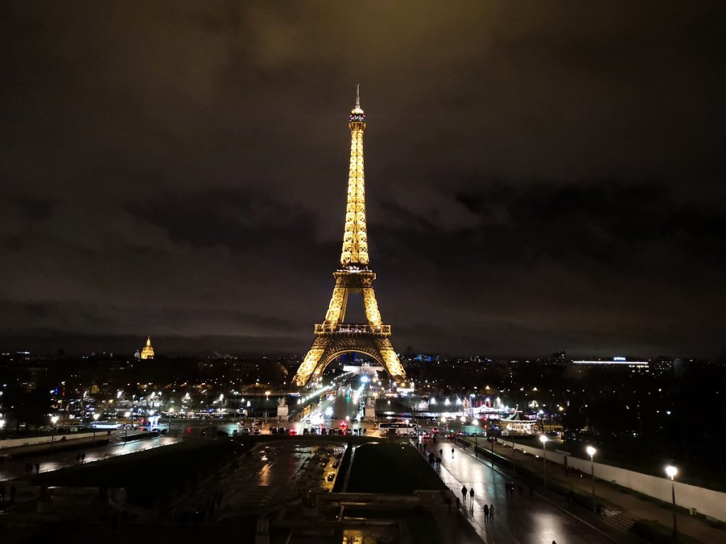 Un nou punct de atracție: vizitatorii Turnului Eiffel pot traversa un pod suspendat Vizitatorii Turnului Eiffel au acum posibilitatea de a experimenta o perspectivă inedită asupra monumentului emblematic al Parisului