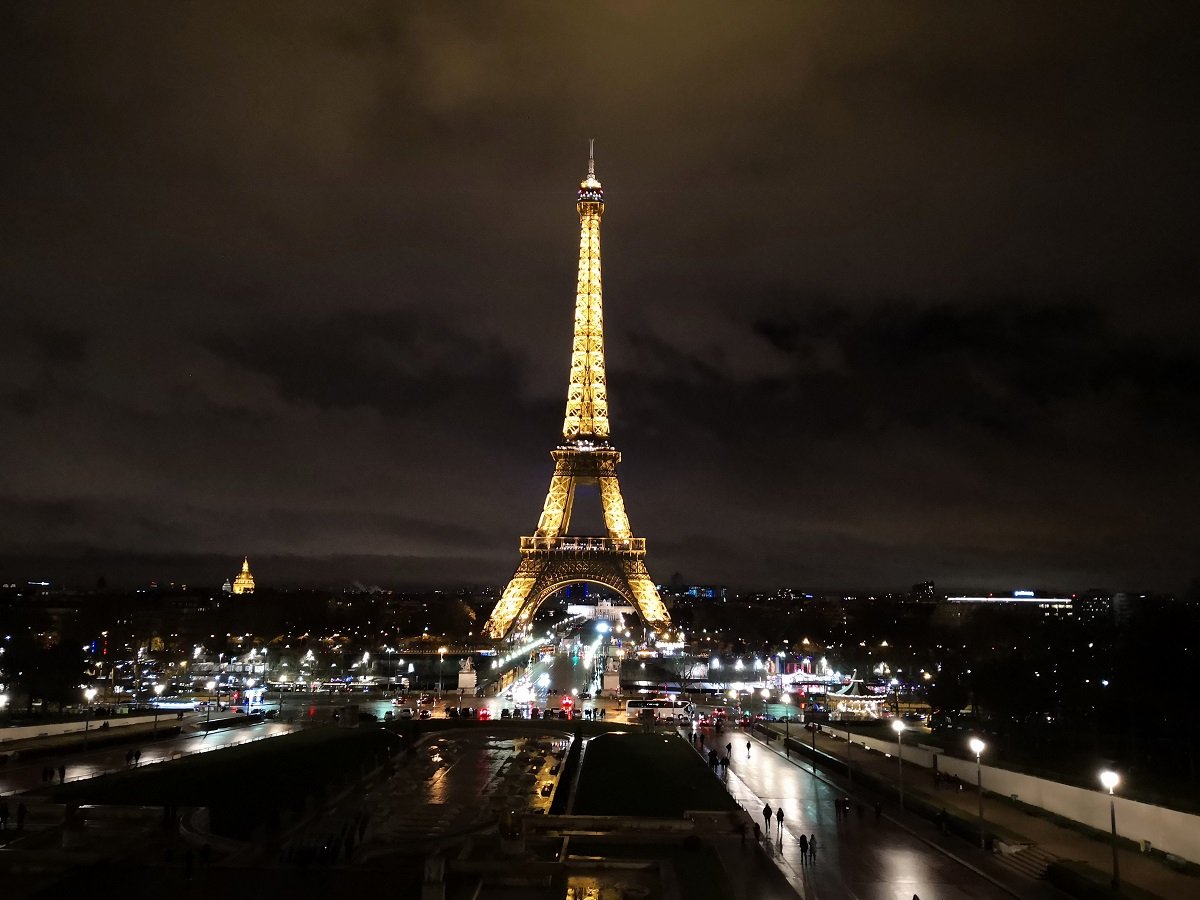 Un nou punct de atracție: vizitatorii Turnului Eiffel pot traversa un pod suspendat Vizitatorii Turnului Eiffel au acum posibilitatea de a experimenta o perspectivă inedită asupra monumentului emblematic al Parisului