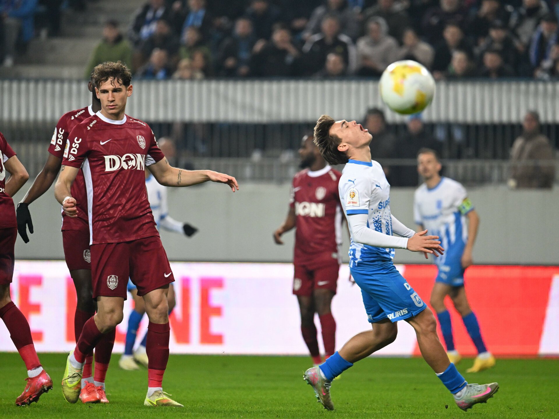 Universitatea Craiova, victorie dramatică în fața CFR Cluj și calificarea în semifinalele Cupei României Universitatea Craiova a învins CFR Cluj cu scorul de 3-1, după prelungiri, și s-a calificat în semifinalele Cupei României