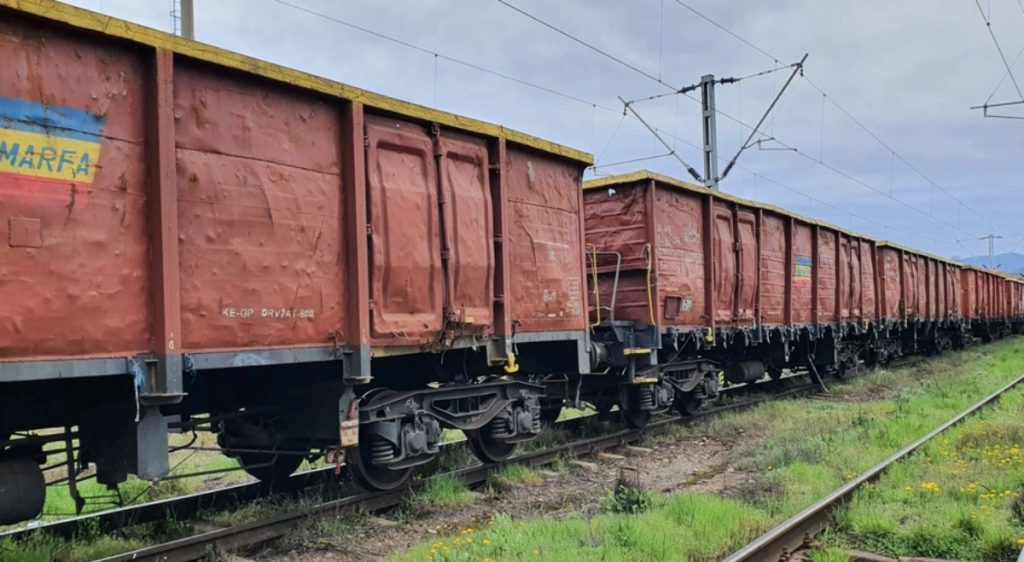 Adolescent electrocutat pe un vagon de tren în Chiajna Un adolescent a fost electrocutat duminică după-amiază în Halta de Mișcare Chiajna, după ce a urcat pe un vagon al unui tren de marfă