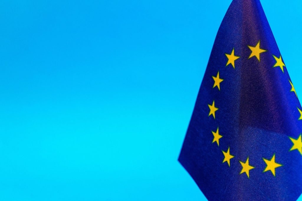 UE impune limite pentru plățile cash: Ce se schimbă pentru români din 2027 Uniunea Europeană pregătește o serie de măsuri pentru a limita utilizarea numerarului în tranzacțiile comerciale, cu scopul de a crește transparența financiară și de a combate spălarea banilor și evaziunea fiscală