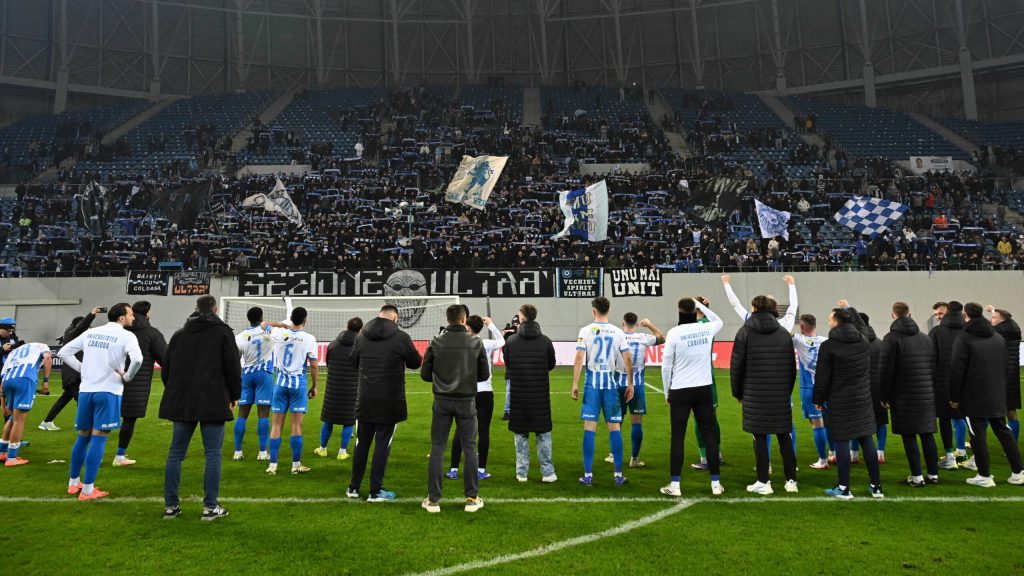 Craiova, sub presiune în play-off: Cârțu avertizează asupra importanței fiecărui punct Universitatea Craiova, liderul Superligii, începe play-off-ul cu un avantaj de patru puncte, dar presiunea pentru titlu este resimțită puternic în Bănie