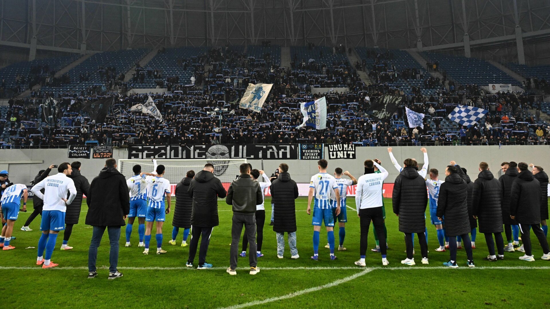 Craiova, sub presiune în play-off: Cârțu avertizează asupra importanței fiecărui punct Universitatea Craiova, liderul Superligii, începe play-off-ul cu un avantaj de patru puncte, dar presiunea pentru titlu este resimțită puternic în Bănie