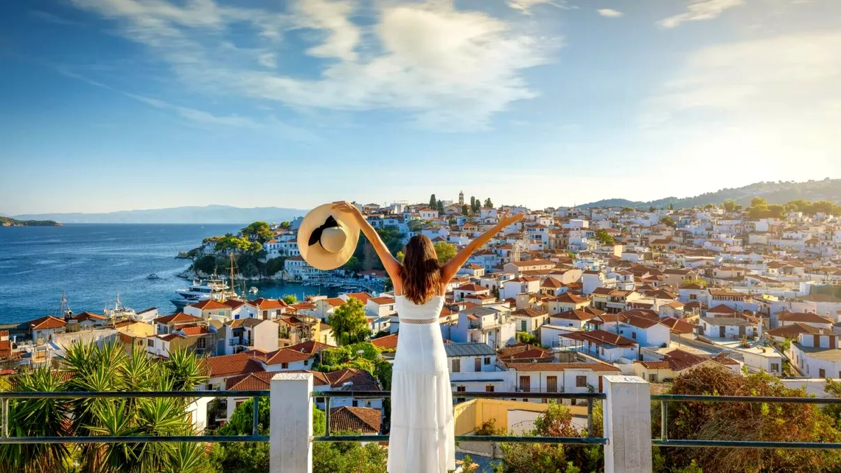 Noi reguli europene pentru turiști: Vacanțe anulate fără costuri în anumite condiții Parlamentul European a adoptat cu o majoritate covârșitoare o directivă care vizează consolidarea drepturilor turiștilor, în special în ceea ce privește pachetele de servicii turistice și anularea călătoriilor