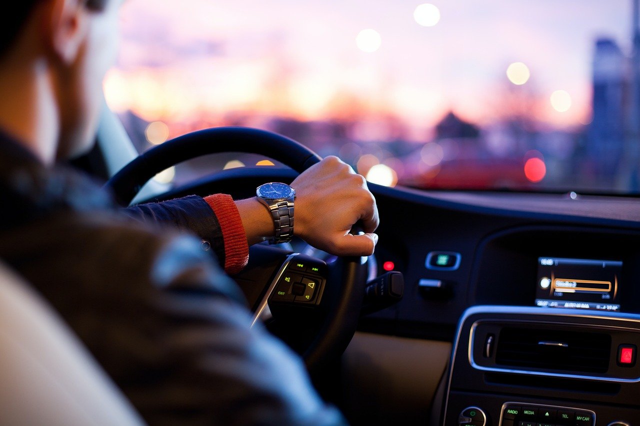 Vara, pe autostradă: cum să economisești combustibil și bani Vremea caldă și vacanțele lungi cresc tentația de a apăsa pedala de accelerație pe autostradă, dar există trucuri simple pentru a reduce consumul de carburant