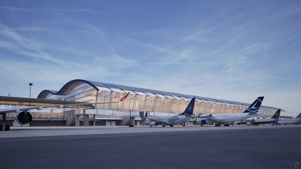 Aeroportul Otopeni intră în modernizare: Pista principală, reabilitată după trei decenii Pista principală a Aeroportului Internațional Henri Coandă din București va fi modernizată, anunță Compania Națională Aeroporturi București (CNAB) printr-un comunicat oficial