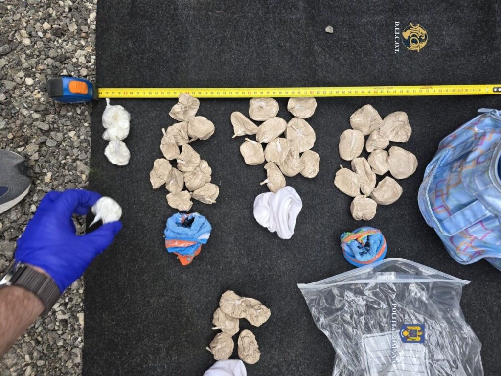 Rețea de trafic de droguri, destructurată de polițiștii din Bihor Polițiștii Brigăzii de Combatere a Criminalității Organizate (BCCO) Bihor, sub coordonarea procurorilor DIICOT – Serviciul Teritorial Oradea, au reușit să destructureze o rețea de trafic de droguri