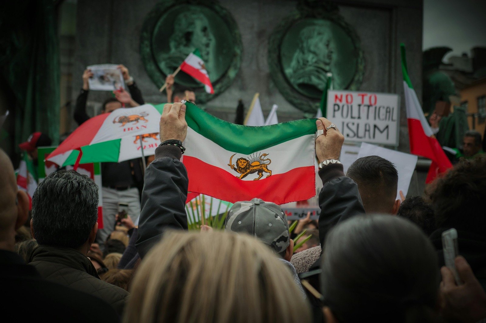 Iran: Peste 460 de persoane arestate pentru tentative de destabilizare online Autoritățile iraniene au raportat arestarea a 466 de persoane, acuzate că ar fi încercat să destabilizeze țara prin activități online