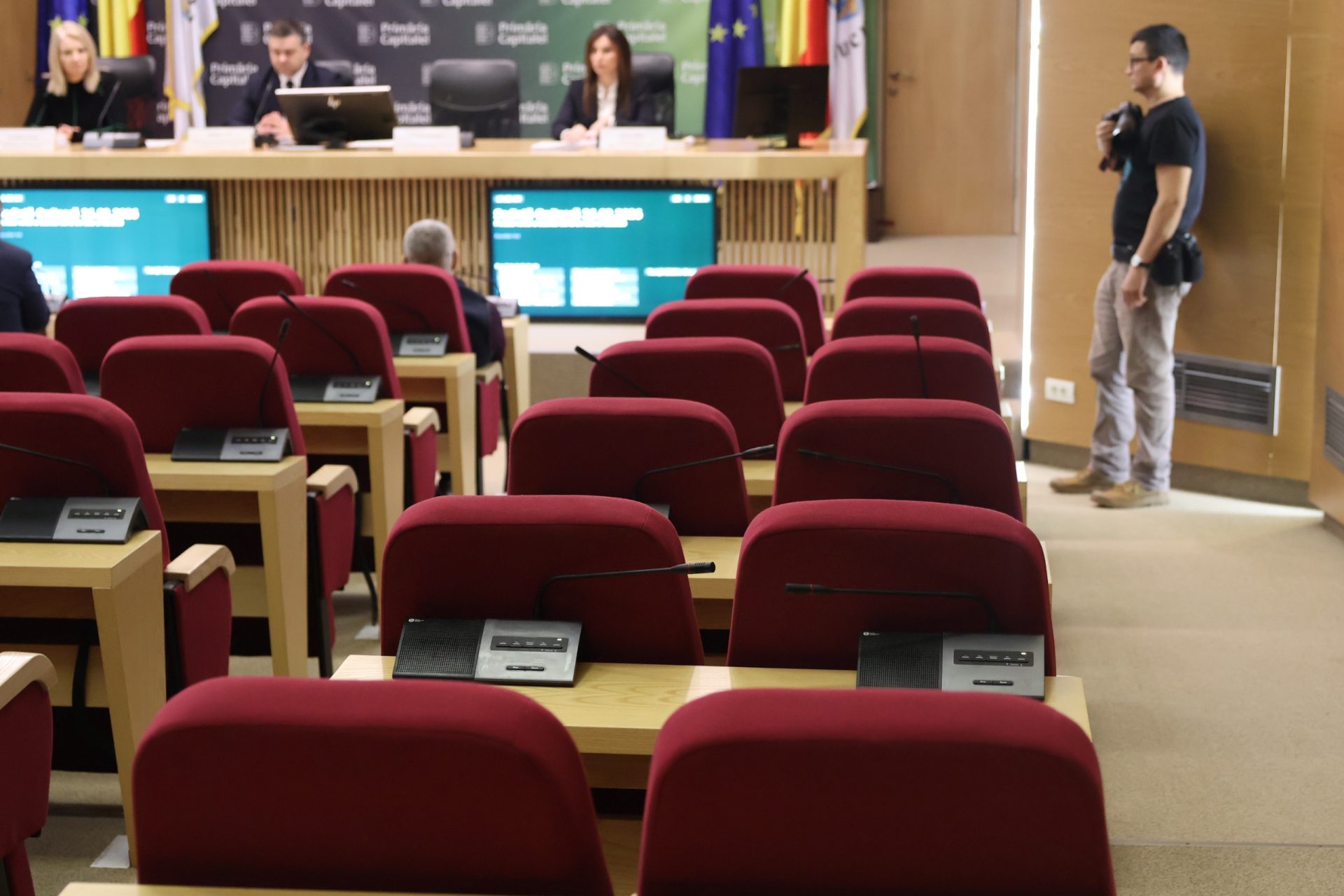 Investigația „Locuințele Puterii” zguduie scena politică bucureșteană O investigație jurnalistică recentă, intitulată „Locuințele Puterii”, a scos la iveală modul în care Primăria Capitalei ar fi distribuit în mod defectuos apartamente și terenuri către persoane private