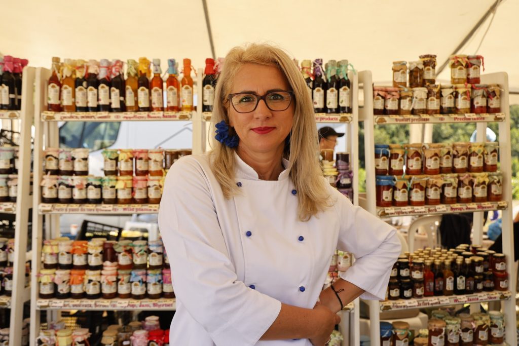 Poiana Fermecată: De la loc, la borcane cu gust Afacerea „Poiana Fermecată”, cunoscută pentru produsele sale din fructe, a pornit de la o simplă poiană