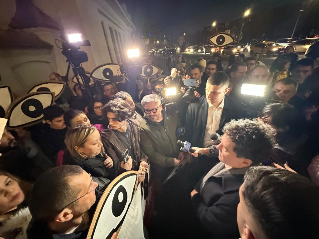 Proteste la Cotroceni: Societatea Civilă Cere Președintelui Să Nu Numescă Magistrați Controverați București, 6 martie – Reprezentanți ai mai multor organizații neguvernamentale au protestat miercuri în fața Palatului Cotroceni, adresând o serie de solicitări președintelui Klaus Iohannis