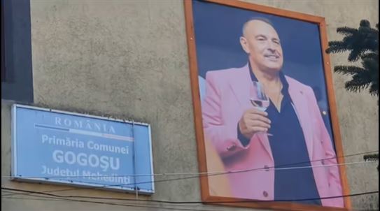 Portrete ale fostului primar, expuse pe fațada primăriei din Gogoșu Pe fațada primăriei din localitatea Gogoșu, județul Mehedinți, au fost amplasate două tablouri care îl înfățișează pe fostul primar, Jean Rogoveanu, decedat anul trecut