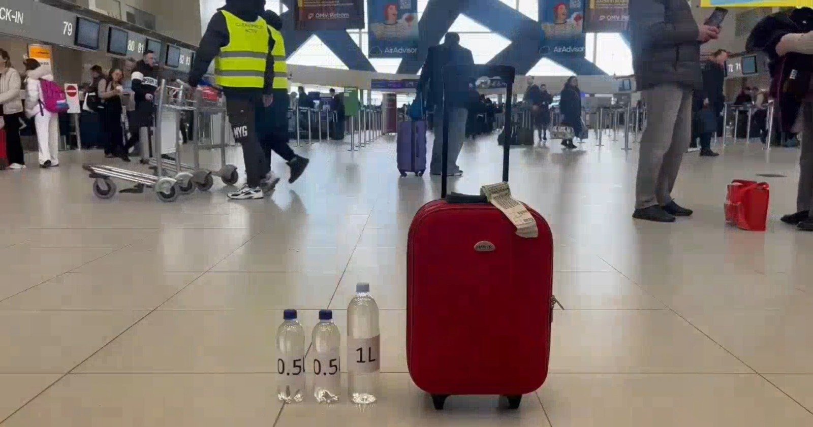 Schimbări majore la controlul bagajelor pe aeroporturile bucureștene Compania Națională Aeroporturi București (CNAB) a anunțat o modificare importantă a regulilor privind transportul lichidelor, aerosolilor și gelurilor pe Aeroporturile Otopeni și Băneasa
