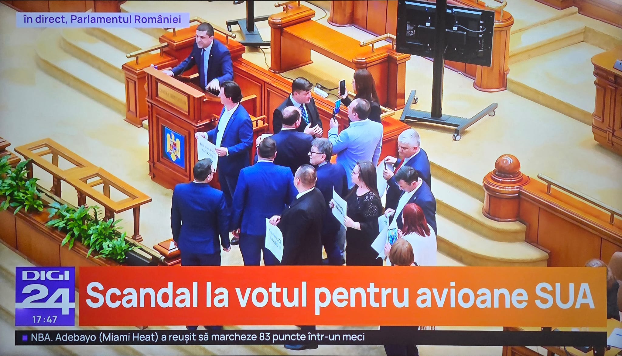Scandal la Parlament: Opoziție vehementă față de acceptarea echipamentelor militare americane la Kogălniceanu Ședința Parlamentului dedicată votului privind acceptarea sau nu a echipamentelor militare americane defensive la baza de la Kogălniceanu a fost întreruptă de mai multe ori, miercuri, din cauza protestelor vehemente ale unor parlamentari
