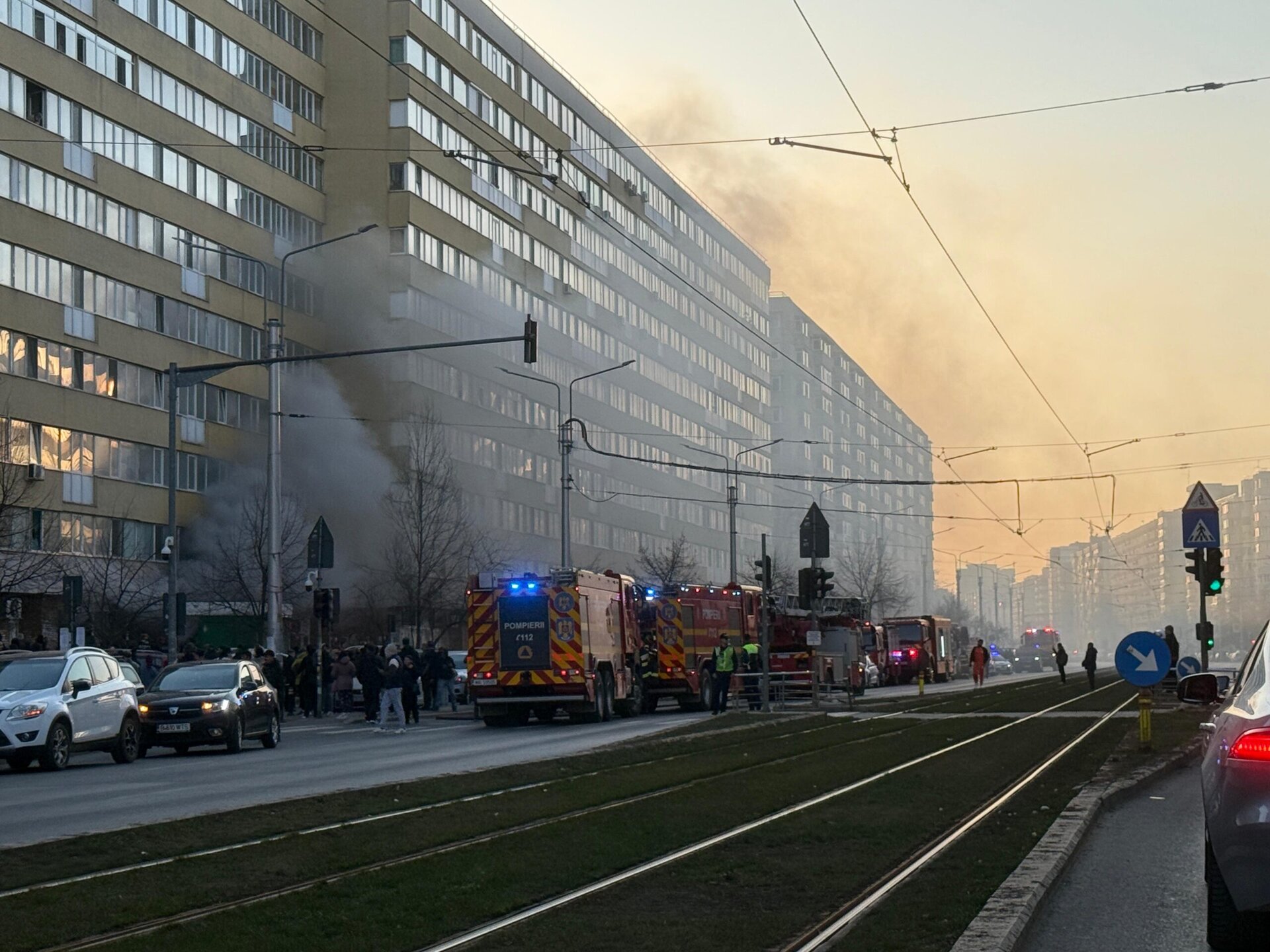 Incendiu puternic într-un spațiu comercial de pe Șoseaua Pantelimon; locatarii sunt evacuați Un incendiu a izbucnit la un spațiu comercial situat la parterul unui bloc de pe Șoseaua Pantelimon din București, potrivit informațiilor furnizate de Inspectoratul pentru Situații de Urgență București – Ilfov (ISU B-IF)