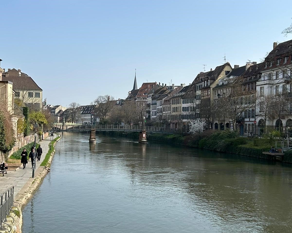 Tramvaiele silențioase, clopotele gălăgioase și contrastul strident din Strasbourg Strasbourg, un oraș european cu o istorie bogată și o arhitectură impresionantă, oferă o experiență contrastantă pentru vizitatorii veniți din București