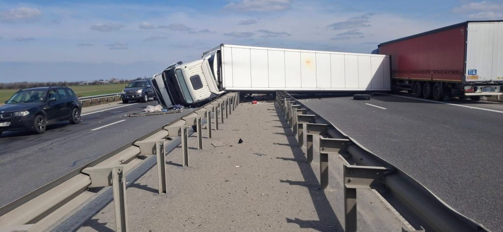 Un tir răsturnat pe A3 blochează traficul pe ambele sensuri