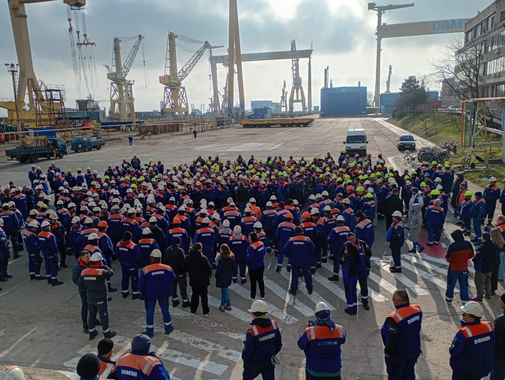 Protest spontan la Șantierul Naval Damen Mangalia: Angajații, nemulțumiți de lipsa salariilor Un nou protest spontan a izbucnit joi dimineață la Șantierul Naval Damen din Mangalia, semn al tensiunilor persistente legate de plata salariilor