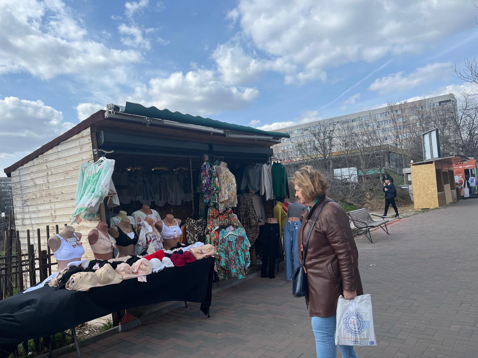 Comerțul stradal din apropierea parcului ior se extinde, în ciuda amenzilor aplicate Noi tarabe comerciale au apărut recent în zona Parcului IOR, mai exact la limita dintre terenul retrocedat și trotuar