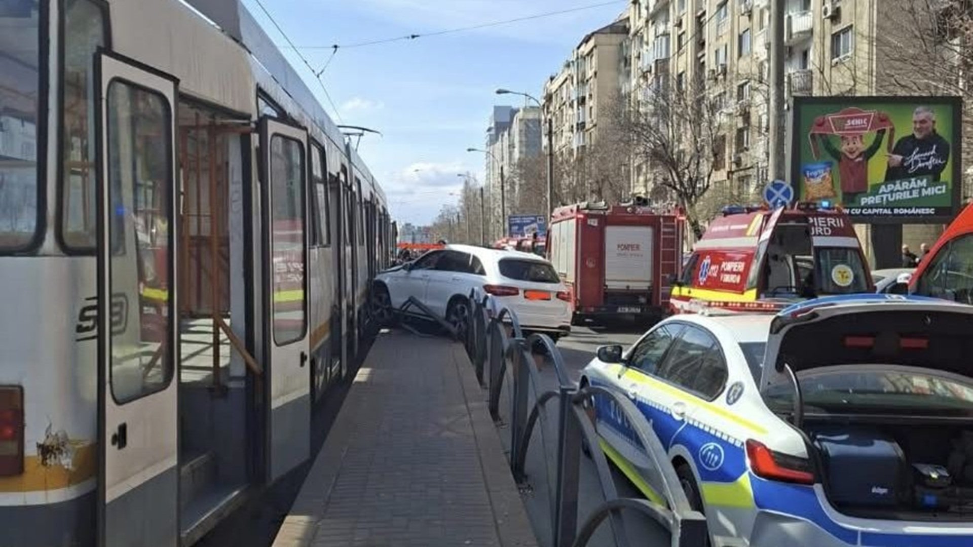 Accident pe bulevardul octavian goga: o mașină a intrat într-un refugiu de tramvai, afectând circulația Un accident rutier grav a avut loc joi după-amiaza pe bulevardul Octavian Goga din București, soldat cu rănirea a două persoane