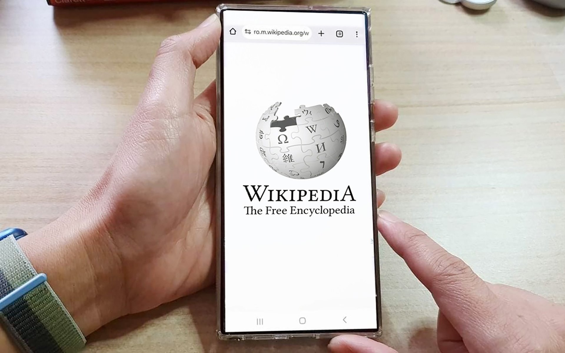 Wikipedia interzice utilizarea inteligenței artificiale pentru a genera conținut Comunitatea Wikipedia a adoptat o nouă regulă care interzice utilizarea modelelor lingvistice mari (LLM), precum ChatGPT sau Gemini, pentru a genera sau rescrie articole