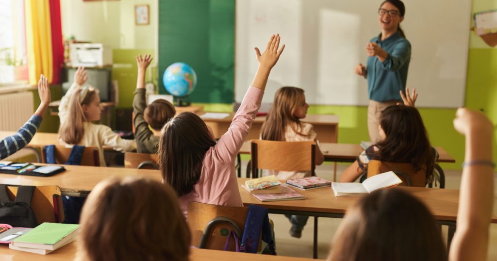 Vacanța de Paște în 2026: Când se odihnesc elevii și ce urmează Elevii din România vor intra în vacanța de primăvară în aprilie 2026, conform structurii anului școlar deja aprobate de Ministerul Educației