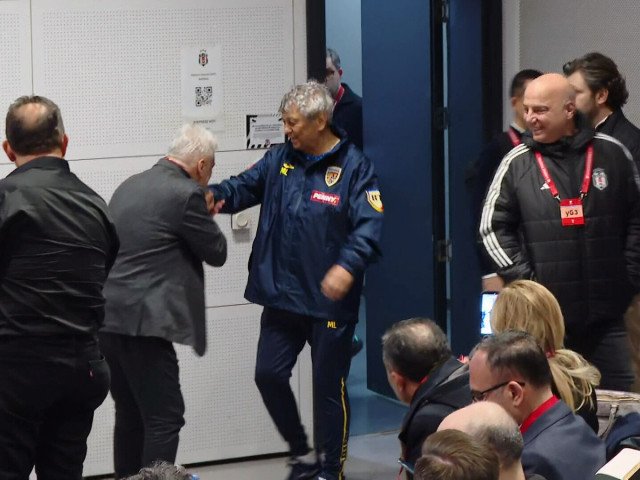 Mircea Lucescu, omagiat la Istanbul: Un jurnalist turc i-a pupat mâna Istanbulul a fost martorul unei primiri călduroase pentru Mircea Lucescu, selecționerul echipei naționale a României