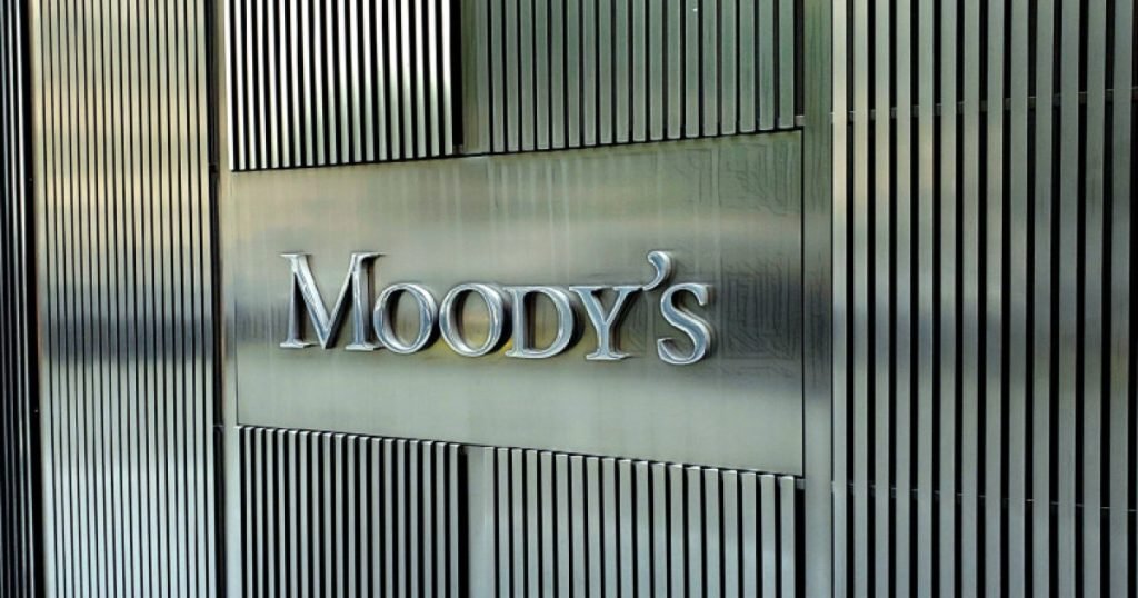 Moody’s avertizează: România, sub semnul întrebării Agenția de evaluare financiară Moody’s a reconfirmat ratingul Baa3 pentru România, dar a menținut perspectiva „negativă”, semnalând îngrijorări serioase legate de capacitatea țării de a-și îndeplini angajamentele financiare pe termen lung