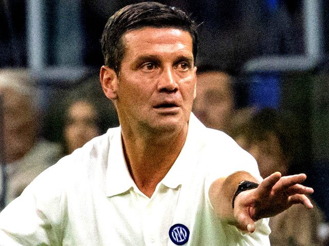 Chivu, din nou în centrul atenției: Gestul neașteptat dinaintea derby-ului Cristian Chivu, antrenorul echipei Primavera a celor de la Inter Milano, a reușit să surprindă din nou, de această dată cu o inițiativă neașteptată înaintea derby-ului cu rivala AC Milan