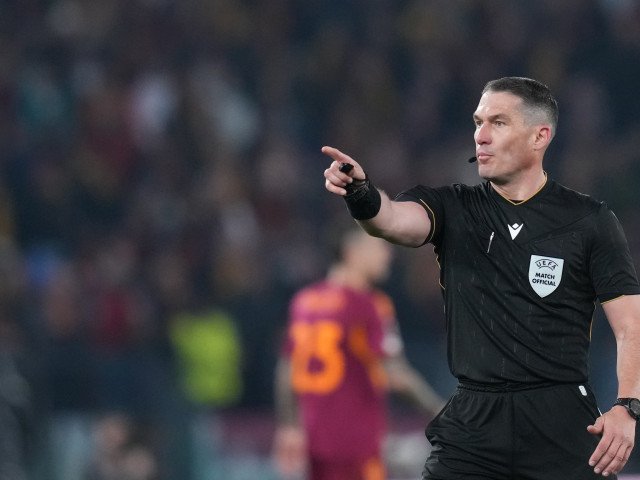 Istvan Kovacs, centralul român cu fluierul de aur, a arbitrat un meci incendiar în Europa League, unde a acordat două penalty-uri și a arătat nouă cartonașe galbene