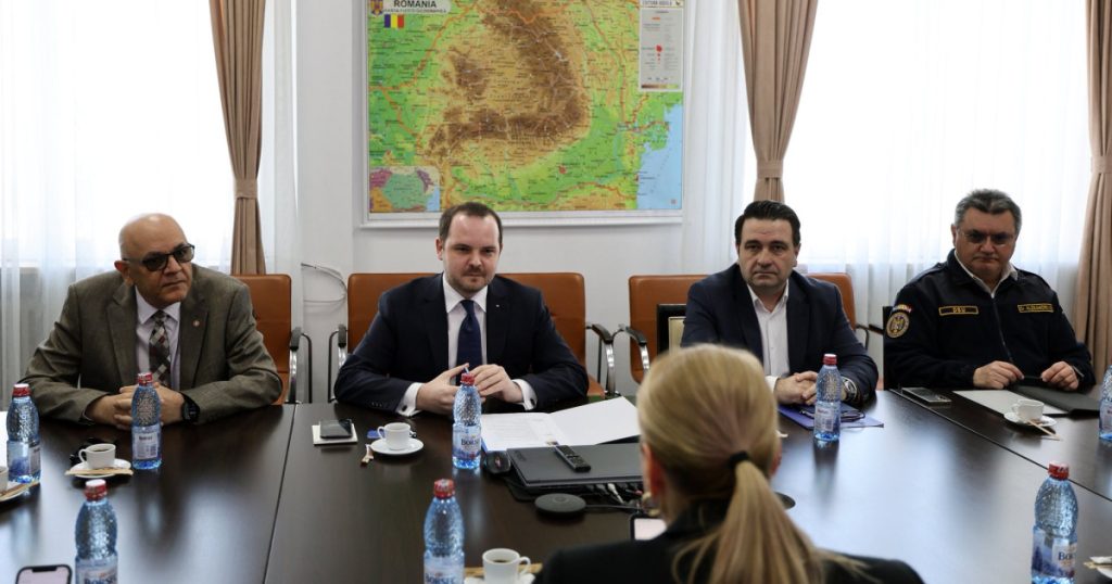 Rogobete și Arafat discută cu HERA despre pregătirea sistemului medical pentru crize Ministrul Sănătății, Alexandru Rogobete, și șeful Departamentului pentru Situații de Urgență (DSU), Raed Arafat, au avut o întâlnire cu directorul general al Autorității Europene pentru Pregătirea și Răspunsul la Urgențe Sanitare (HERA), Florika Fink-Hooijer